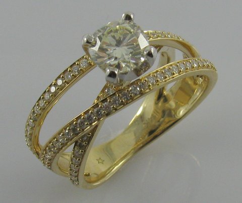 Round diamond solitaire in a yellow gold crossover band